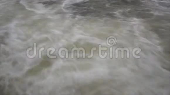 白山溪水落下爆发生态背景视频的预览图
