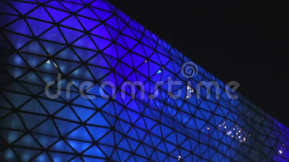 购物和娱乐中心玻璃外部有漂亮的蓝色照明视频的预览图