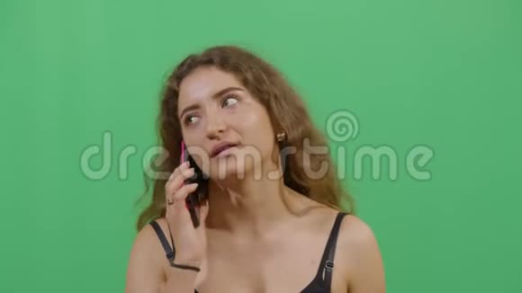 女人在电话里说话视频的预览图