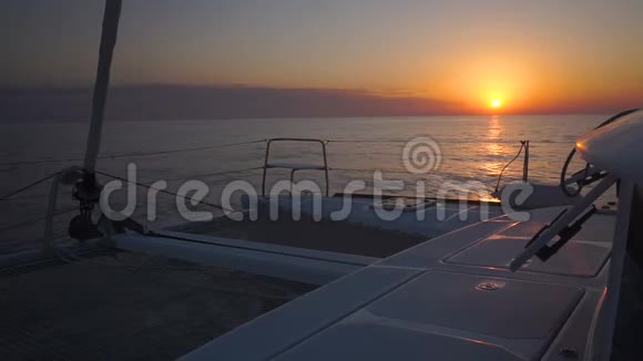 在五彩缤纷的夕阳下在爱琴海的波涛中航行视频的预览图