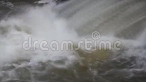 河上的瀑布是最大的瀑布之一具有巨大的水容量近距离拍摄水视频的预览图