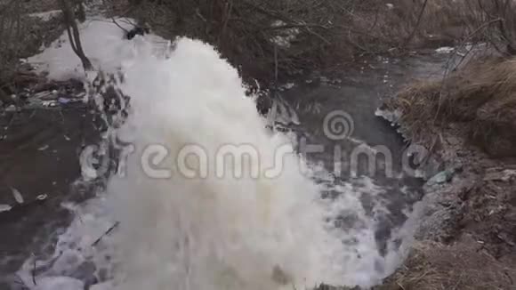 污水井附近破裂的污水系统的水流视频的预览图