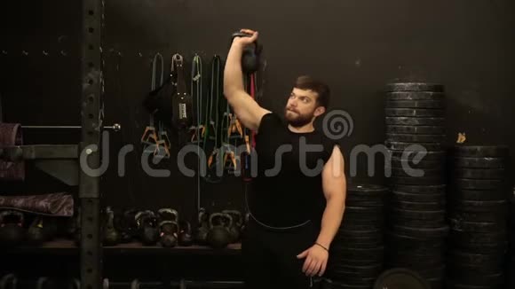 运动员把体重提高到头以上视频的预览图
