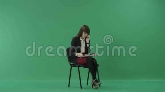 年轻的商务女士坐在电话里做笔记视频的预览图