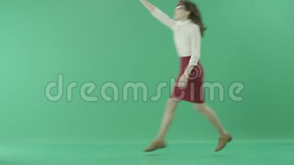 穿着正式服装的年轻女士跑过去找人然后停下来视频的预览图