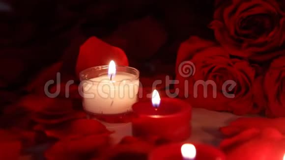 情人节玫瑰盘上有蜡烛视频的预览图