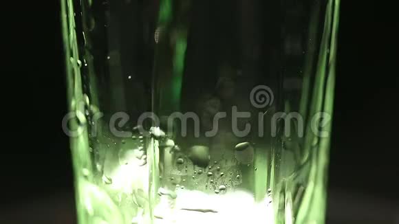 泡绿色苏打饮料倒在玻璃杯里泡沫饮料在宴会酒吧提供视频的预览图
