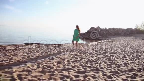 总体计划一个漂亮的女孩正走在海边摆姿势视频的预览图