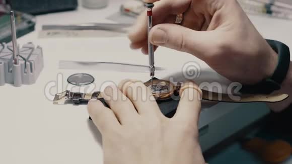 手表制造商正在修理手表特写视频的预览图