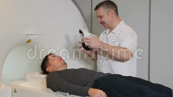 计算机断层扫描的概念健康观念现代磁共振成像扫描仪对人进行扫描视频的预览图