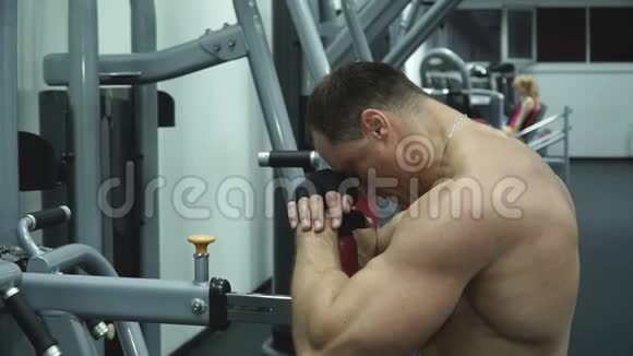 肌肉运动员在健身房摆姿势视频的预览图
