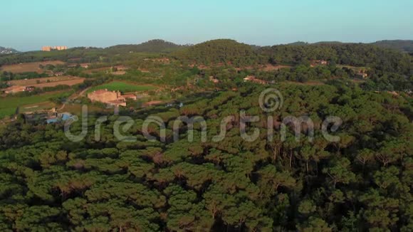小镇附近有无人驾驶飞机PalamAs美丽的西班牙风景视频的预览图