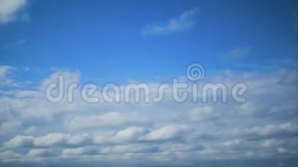 蓝色天空中云的时间推移运动视频的预览图