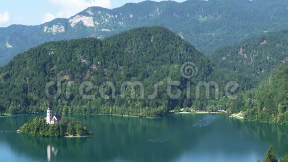 斯洛文尼亚的布莱德湖和朱利安阿尔卑斯山奇妙的鸟瞰旅游景点视频的预览图