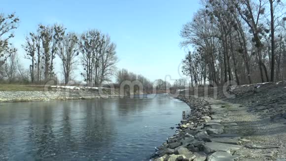 莫拉瓦河防洪措施大石块和混凝土增加河岸修建洪水视频的预览图