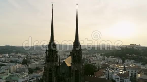 欧洲捷克共和国布尔诺大教堂圣彼得和圣保罗的鸟瞰图视频的预览图