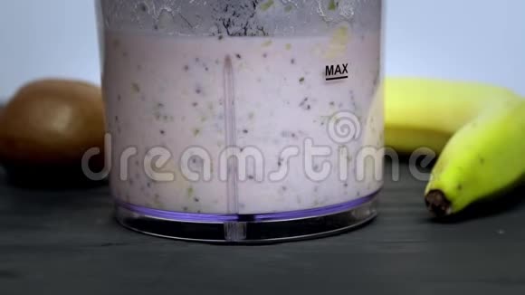水果冰沙在玻璃中混合搅拌视频的预览图