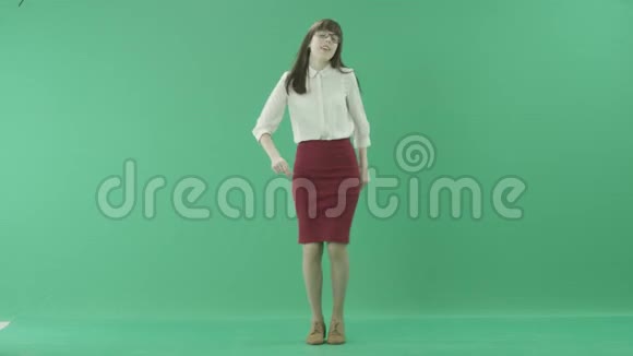 穿着正式服装的漂亮女大学生在绿色背景下跳舞视频的预览图