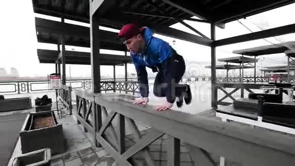 Acrobat青少年在运动场上跳跃表演一种后退慢动作视频的预览图