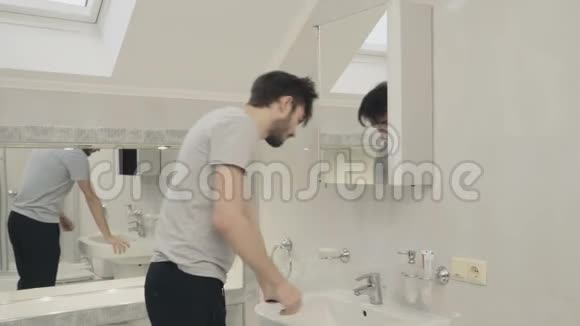 困人在浴室洗了脸视频的预览图