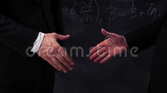 两位科学家握手视频的预览图