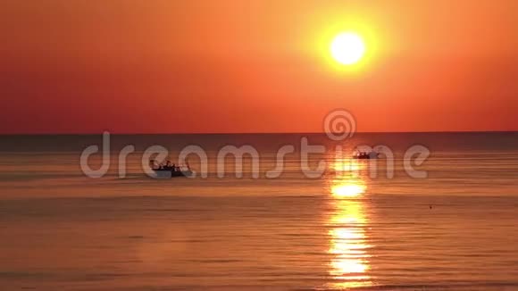 时间流逝的渔船在日出时拉网亚得里亚海的成本埃米莉亚罗马尼亚意大利视频的预览图