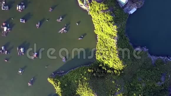 空中观景湾岛上有漂浮的房屋和船视频的预览图