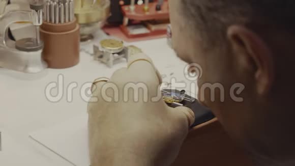 手表制造商正在修理手表特写视频的预览图