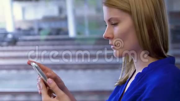 女游客乘火车旅行使用她的智能手机浏览阅读新闻和朋友聊天视频的预览图
