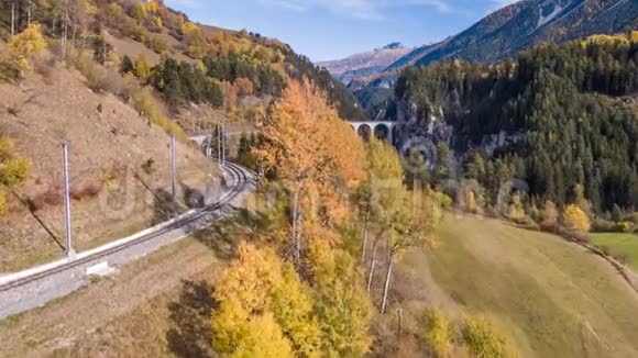 秋季高架桥瑞士火车兰德瓦塞尔4k视频的预览图