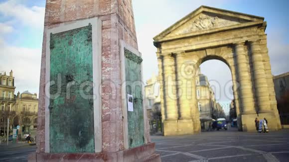 法国波尔多的维多利亚广场酿酒纪念碑和古拱视频的预览图