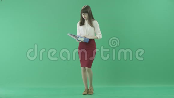 年轻的女商人在她手中的蓝色文件夹中搜索信息视频的预览图