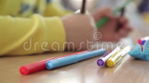 这个男孩用彩色毡尖笔作画视频的预览图