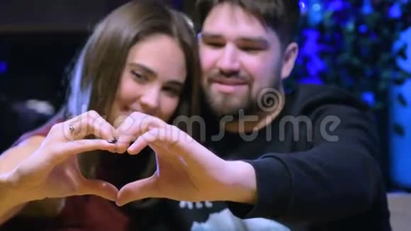 爱情浪漫的年轻夫妇用手形成心形情人节概念视频的预览图