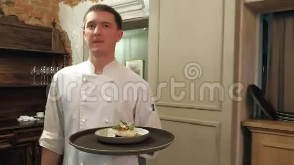 厨师做菜坐在餐厅里视频的预览图