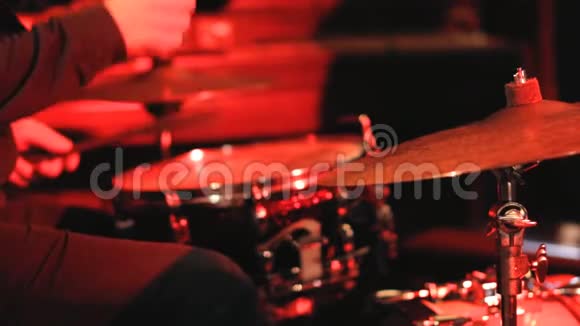 鼓手在鼓组上演奏视频的预览图