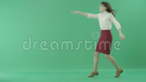 女学生跑步试图赶上某人视频的预览图