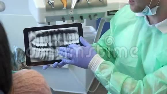 牙医在他的平板电脑上移动x射线图像视频的预览图