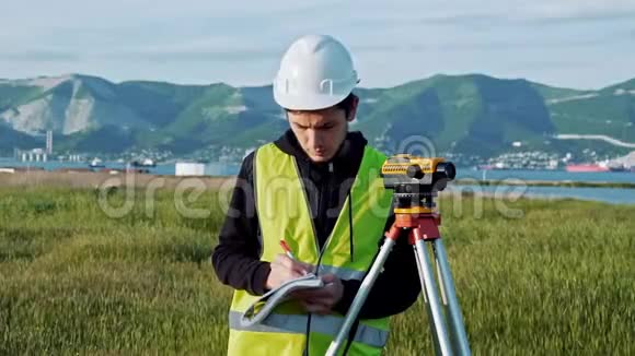 测量工程师正在施工现场测量水平大地测量师在进行测量之前确保精确测量视频的预览图