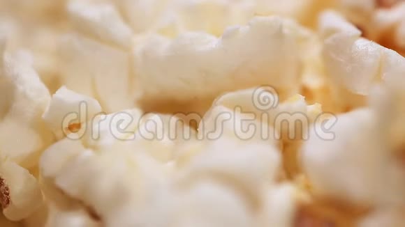 在电影院供应咸味或甜味爆米花特写不健康的爆米花小吃视频的预览图