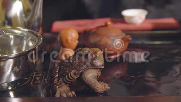 中国传统茶道中的蟾蜍视频的预览图