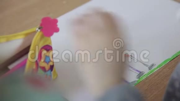孩子用彩色的毡尖笔画人视频的预览图