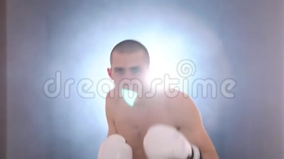 年轻的拳击手在打架前热身慢动作视频的预览图
