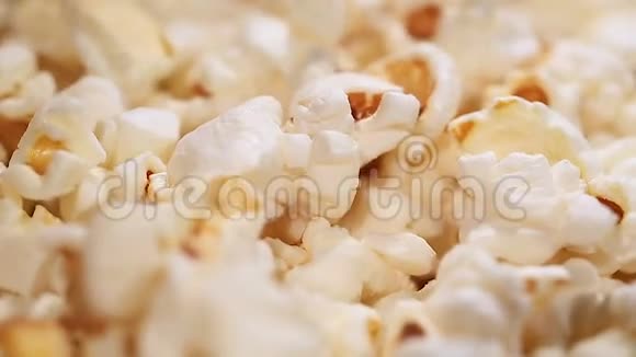 蓬松的爆米花宏观通风的玉米小吃提供在电影院娱乐视频的预览图