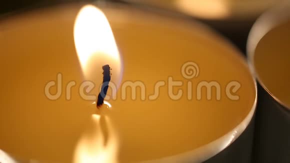 平静的催眠蜡烛火焰在黑暗中燃烧浪漫的气氛放松视频的预览图