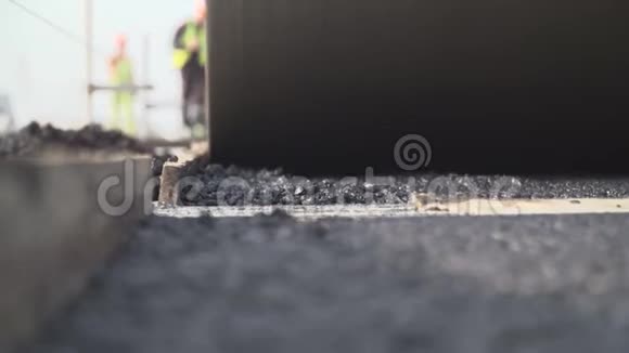沥青道路施工铺设巷道压路机视频的预览图
