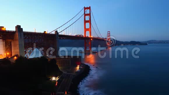 金门大桥的时间推移旧金山黑暗降临4K视频的预览图