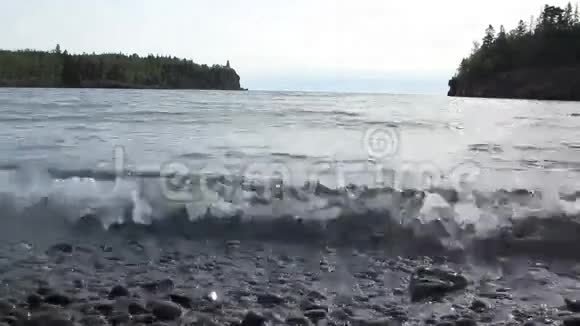 湖上浪和裂石灯塔视频的预览图