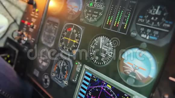 显示飞行细节测量高度和速度的驾驶舱面板仪器视频的预览图