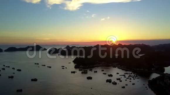 鸟瞰群岛和船帆船在日落时的剪影视频的预览图